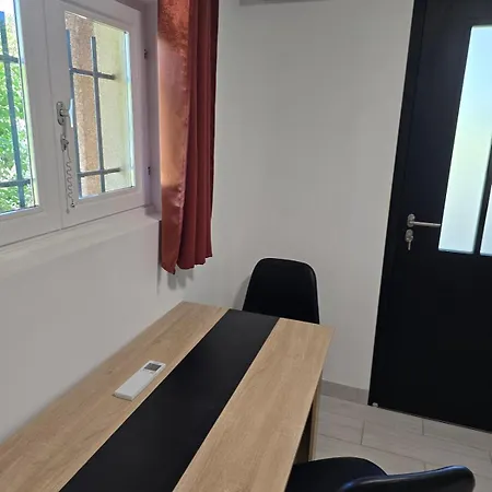 Studio indépendant avec accès piscine et extérieur Apartamento